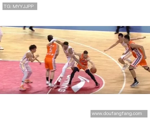 球员交易赛场爆发小插曲，裁判如何处理？